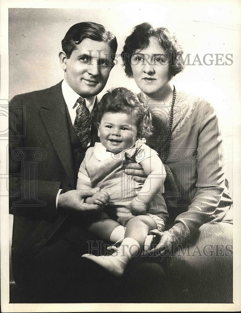 1933 Mr &amp; Mrs Joseph Kimball &amp; their child in NY  - Historic Images