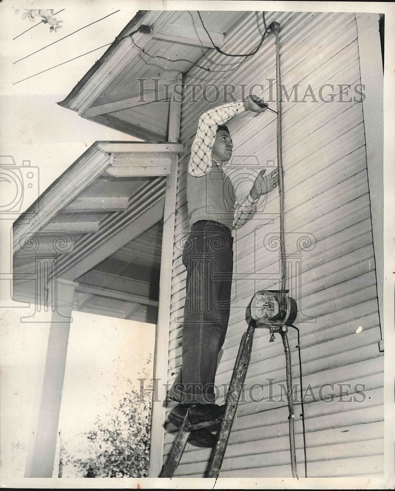 1949 Press Photo Home wiring Job Johnny C. Williams Installation - Historic Images