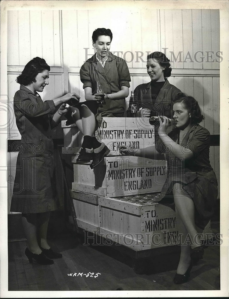 1941 Press Photo Factory Workers Taking a Break for Drinks and Smoking - Historic Images