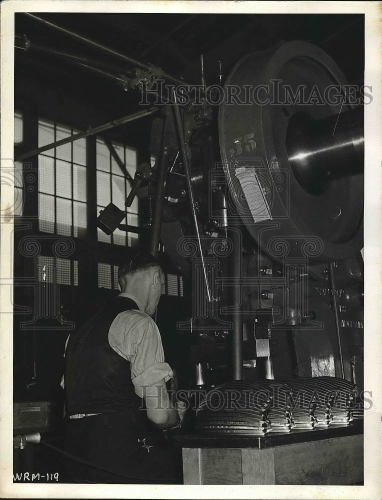 1940 Press Photo Canadian Factory Worker Operating Machine for Magazine Clips - Historic Images