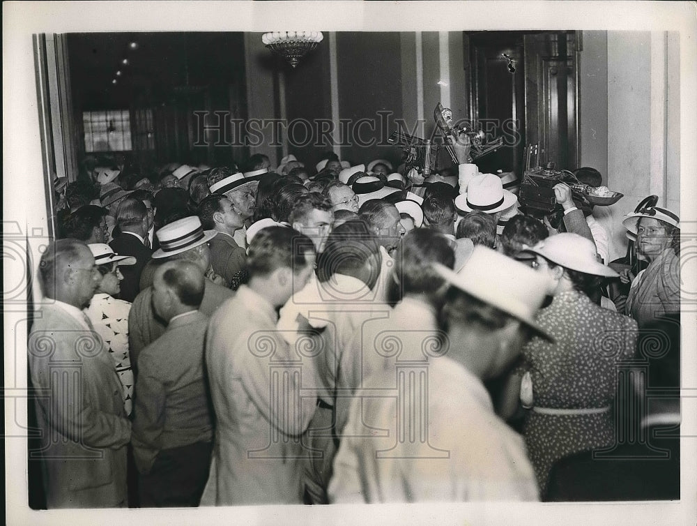 1933 Press Photo Crowd Near Hearing Door Hear Tom M. Girdler of Republic Steel - Historic Images