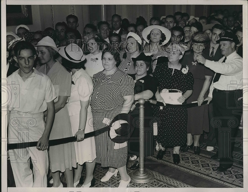 1940 Press Photo Women Seek Entrance for Conscription Debate - nea68145 - Historic Images
