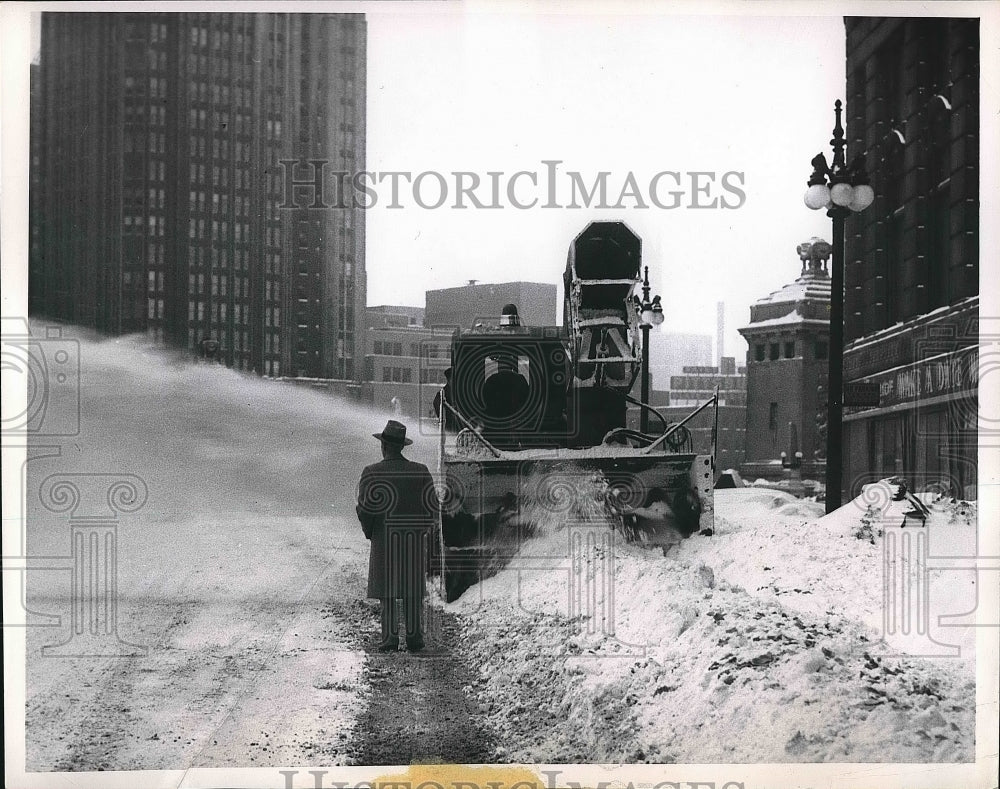 1951 Press Photo Machines clear snowfall in Chicago, Ill on Wacker Drive - Historic Images