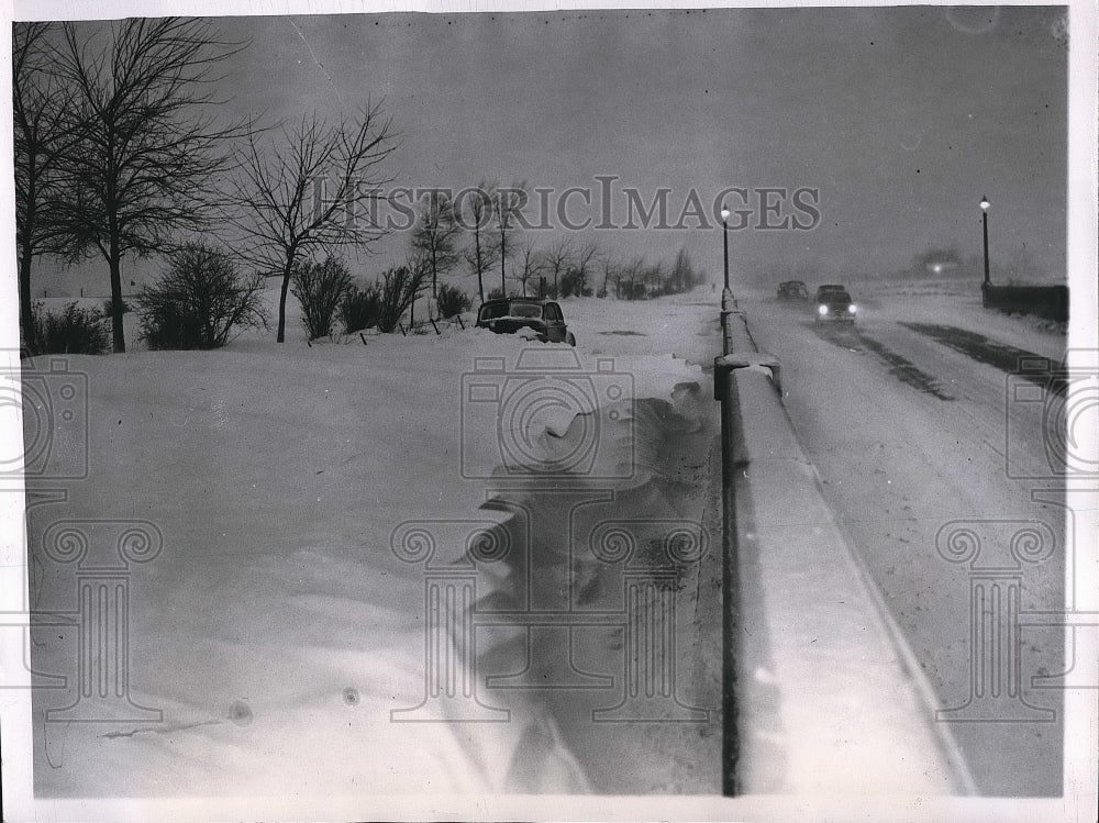 1950 Press Photo Chicago, Ill. Lake Shore Dr blocked by snowfall - nea68165 - Historic Images