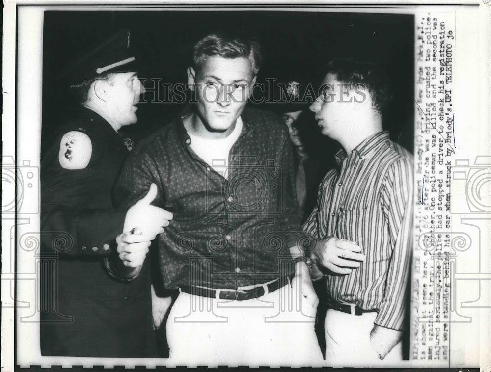 1960 Press Photo Robert Brody Being Arrested after Drunk Driving Accident - Historic Images