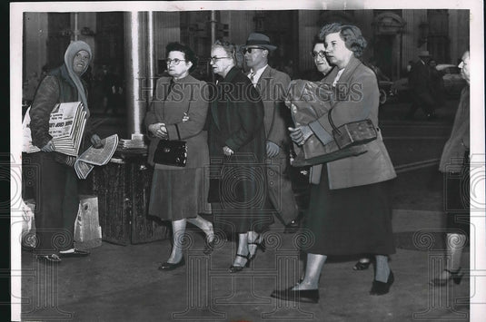 1956 Miami, Flo. tourist out shopping in unseasonably cold weather - Historic Images