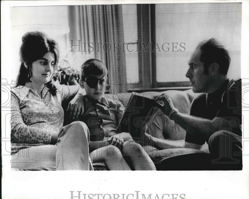 1971 Press Photo Asheville, N.C. Dave Pelletier &amp; his wife &amp; son - Historic Images