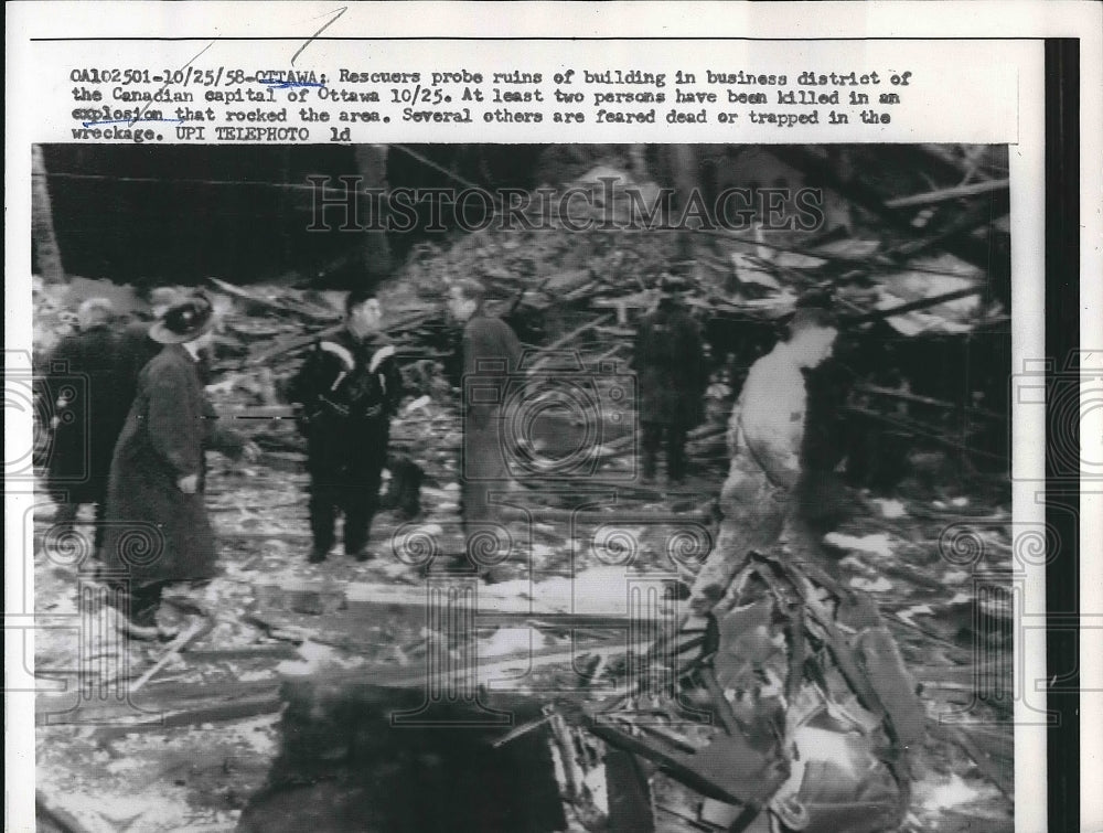 1958 Press Photo Ottawa, canada, rescuers at  building explosion site - Historic Images