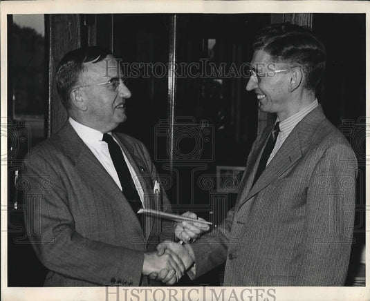 1943 Press Photo George Baetzel Receives Bauch & Lomb Award, Herbert Eisenhart - Historic Images