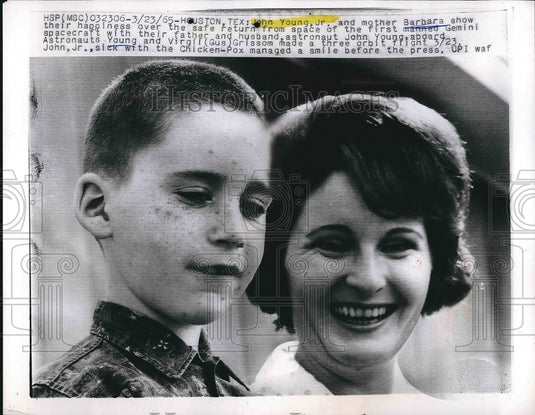 1965 Press Photo Son John and Mother Barbara of Astronaut Waiting for Return - Historic Images