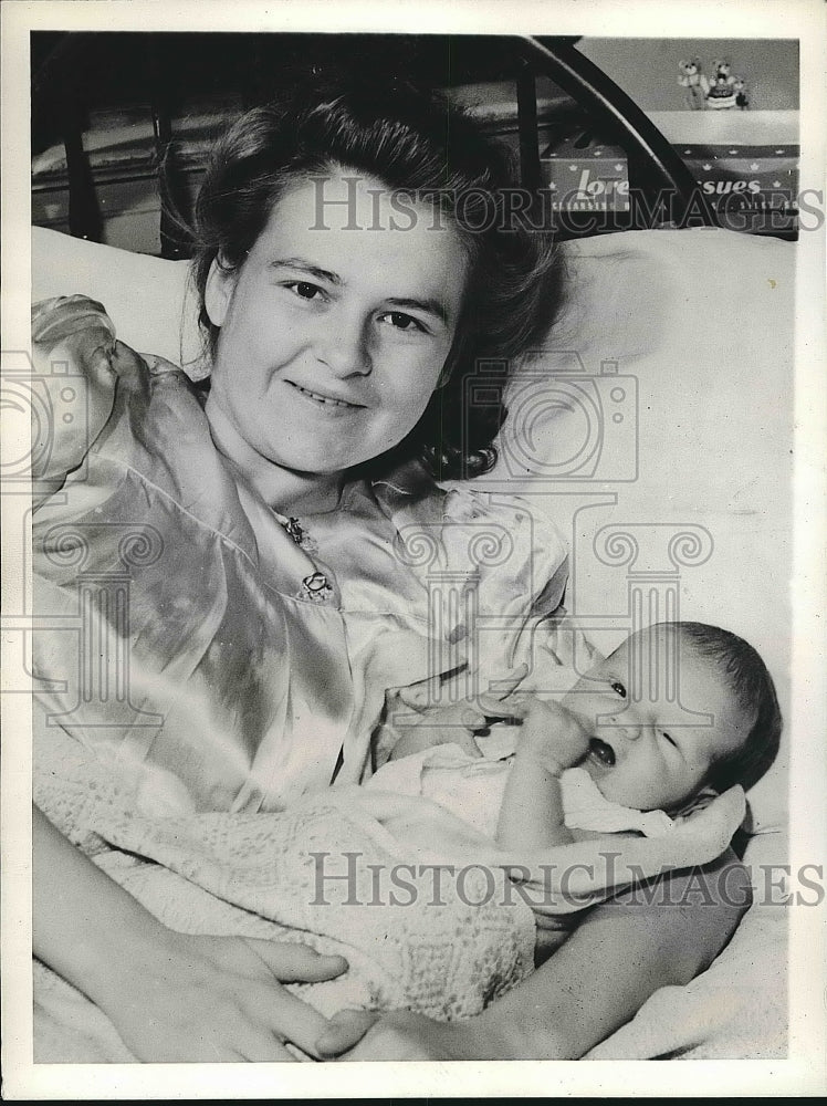 1943 Wife and Newborn Son of PFC Arthur Betzel in St. Louis Hospital - Historic Images