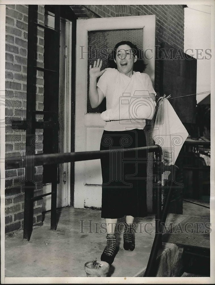 1937 Press Photo Woman Consuella Barrare Leaving Hospital with Injuries - Historic Images