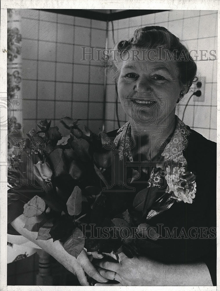1944 Press Photo Mrs. Albert Bodenlos receiving roses for her birthday - Historic Images