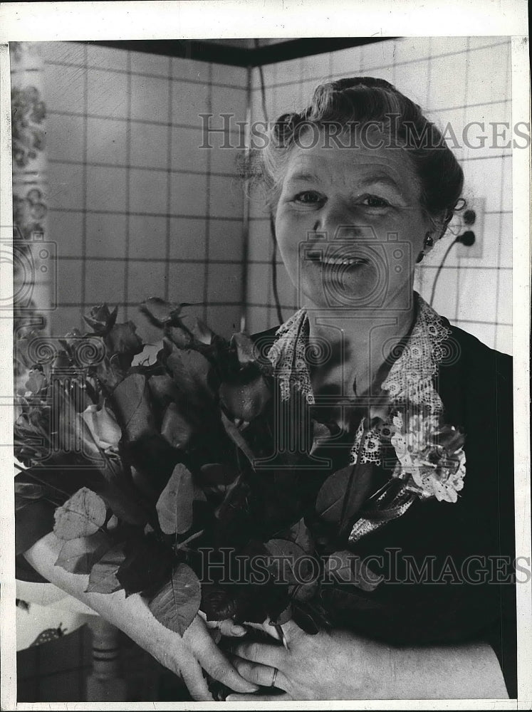 1944 Mrs Albert Bodenlos receiving roses for her birthday - Historic Images