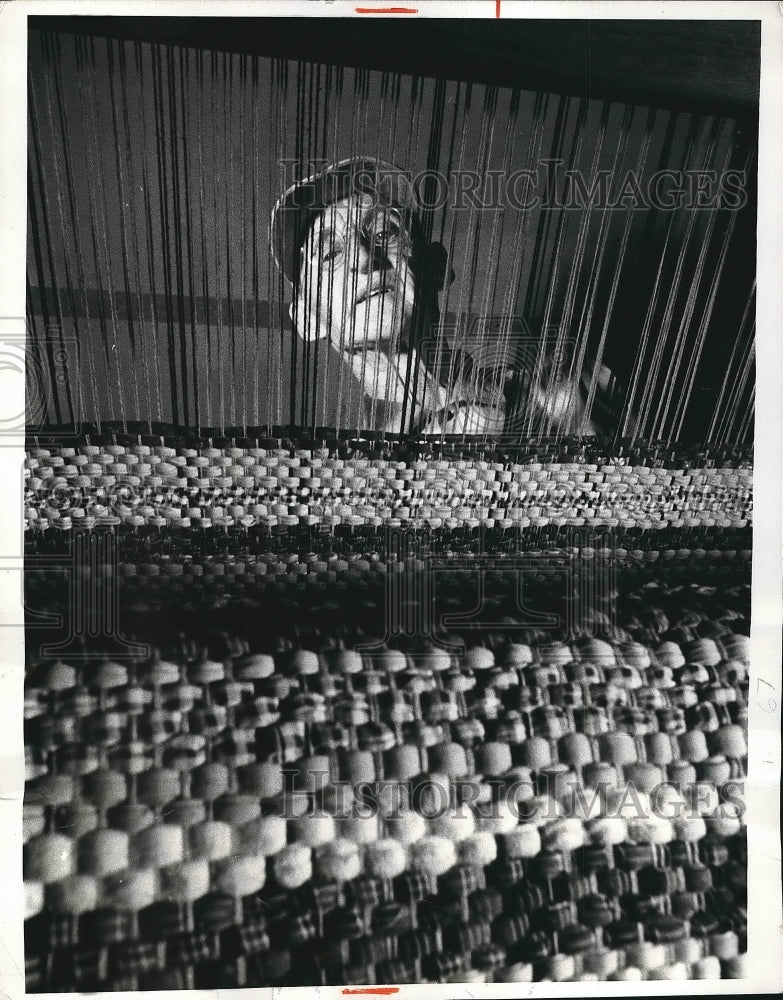 1969 Press Photo Seth Boman Learned Rug Weaving at Age 71 - nea68428 - Historic Images
