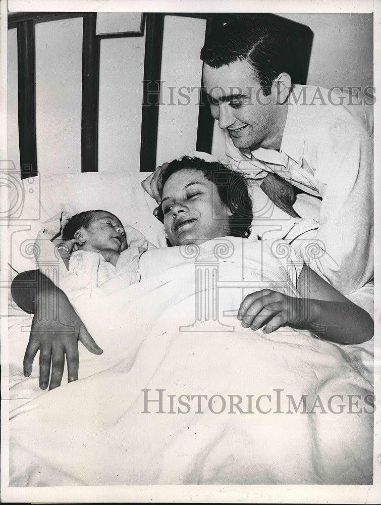 1948 Press Photo Mr &amp; Mrs Robert Barton &amp; New Daughter - nea68438-Historic Images