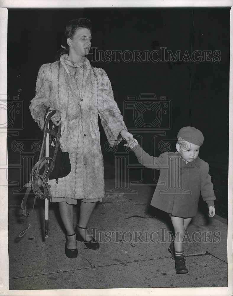 1948 Press Photo Mrs. Dorothy Biery and her son Terry walking down the street - Historic Images