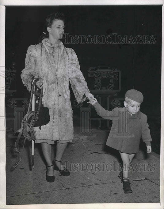 1948 Press Photo Mrs. Dorothy Biery and her son Terry walking down the street - Historic Images