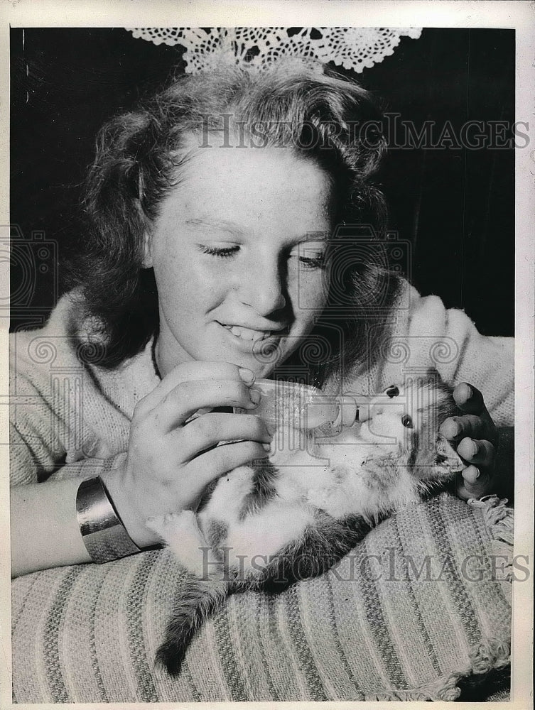 1946 Press Photo Mariam Beaumont of Cudahy, Wisconsin, Bottle Feeds Kitten - Historic Images
