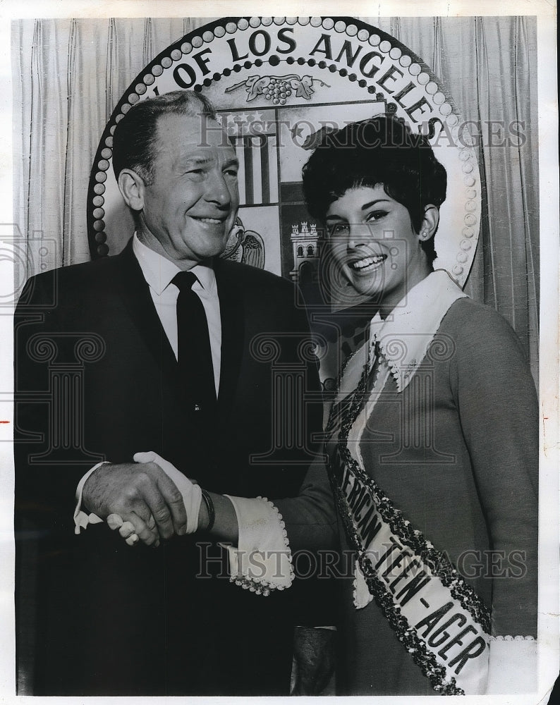 1969 Press Photo LA Mayor Sam Yorty Welcomes Miss American Teenager Fran Garten - Historic Images