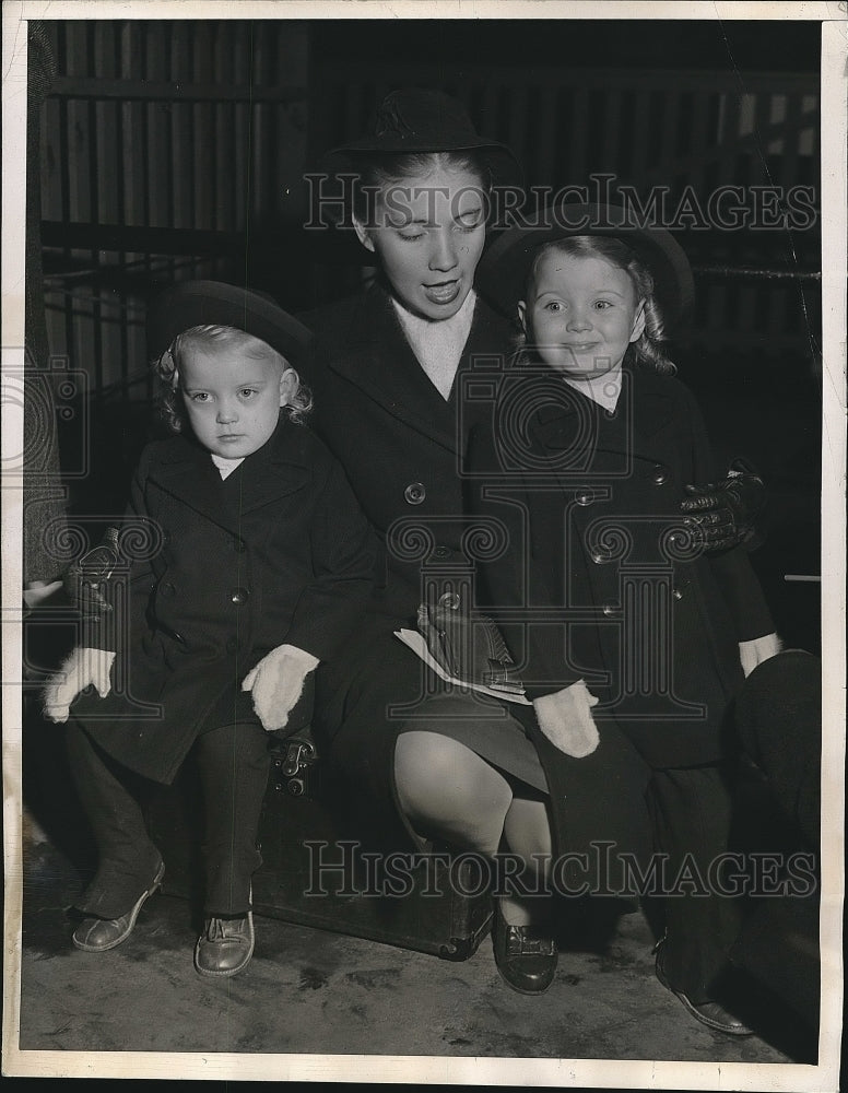 1943 Twins Beverly &amp; Daphne with Sister Patricia Dunn  - Historic Images