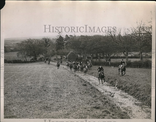 1930 Press Photo Meet of the Louth Foxhounds at Mooretown in Ireland - Historic Images