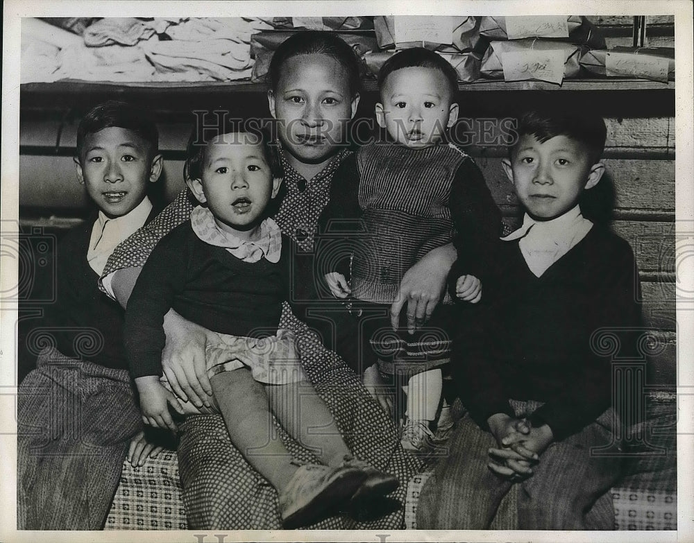 1934 Mrs. Gin Shee Quong with Children to Remain in United States - Historic Images