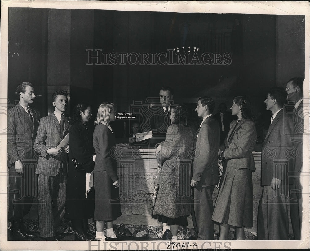 1948 Press Photo Foreign Student in U.S. line to send their  greetings by Cabi. - Historic Images