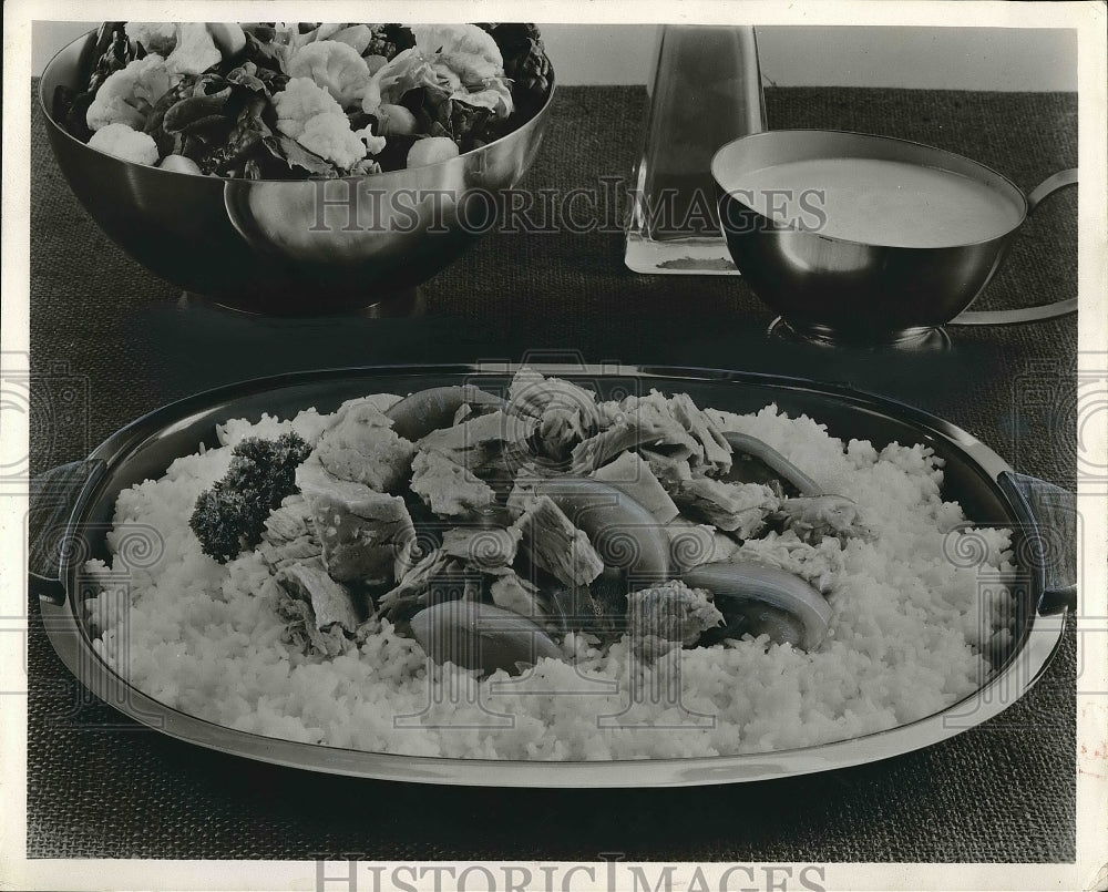 1958 Press Photo Tuna with tomato and green pepper on rice with cheese sauce - Historic Images