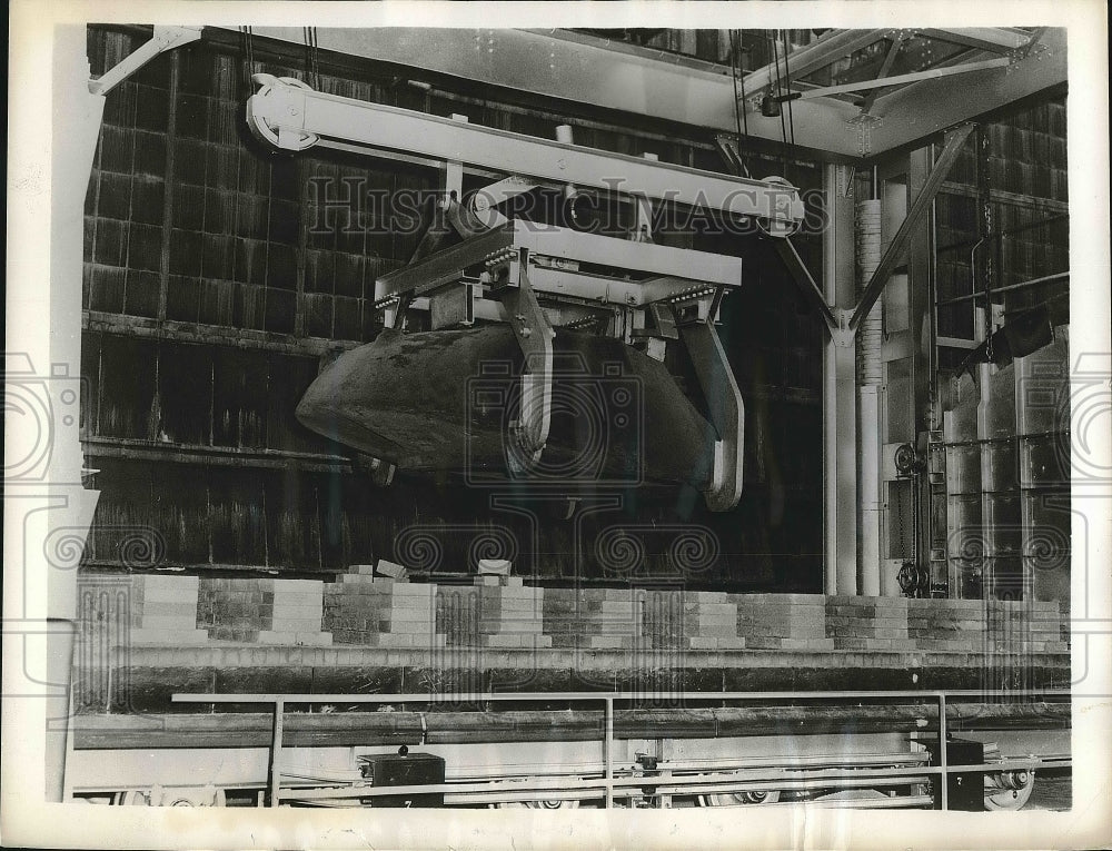 Press Photo Raised Clear of Car, tongs to be carried by overhead crane - Historic Images