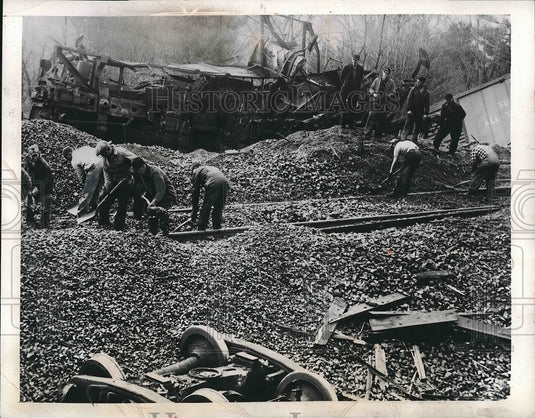 1948 Press Photo Schenectady,NY workers clear coal from derailed train-Historic Images
