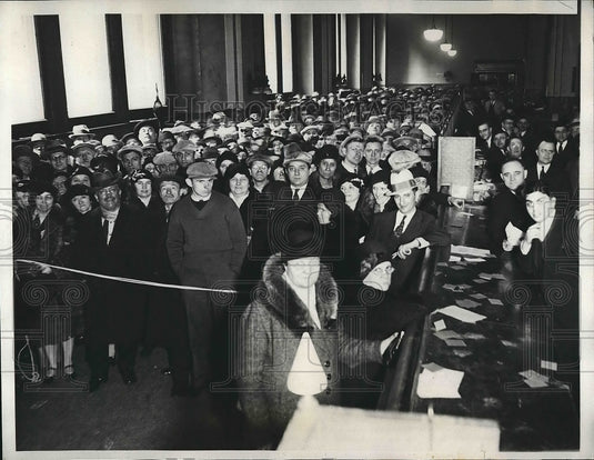 1933 Press Photo Taxpayers at County Treasurer's Office in Chicago - nea68828 - Historic Images