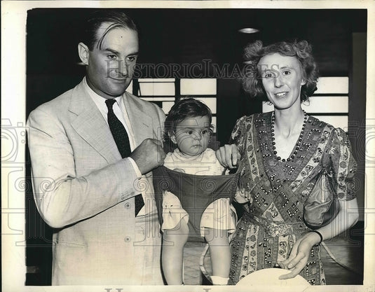1941 Press Photo RAF Flyer Henry Hogan With His Family - nea68961 - Historic Images