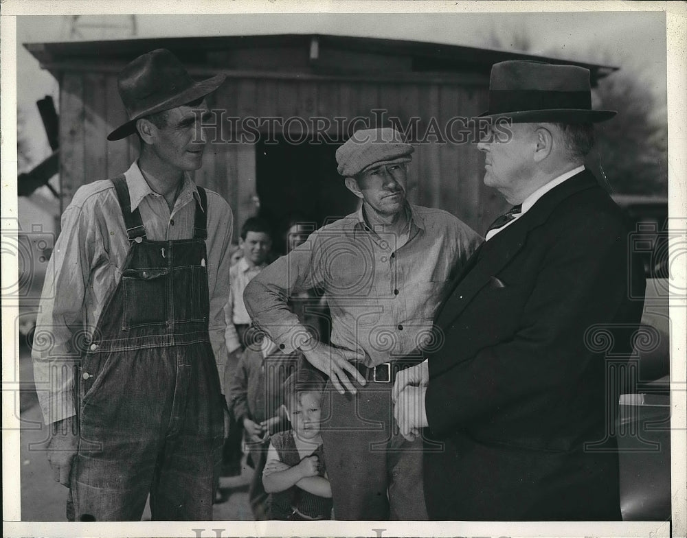 1938 Press Photo Dr. Coit Hughes interviewing J.C. Julian and R.E. Gibson - Historic Images