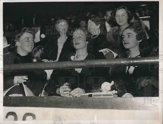 1935 June Haines, Justine Cutting and Julia Scribner at performance - Historic Images
