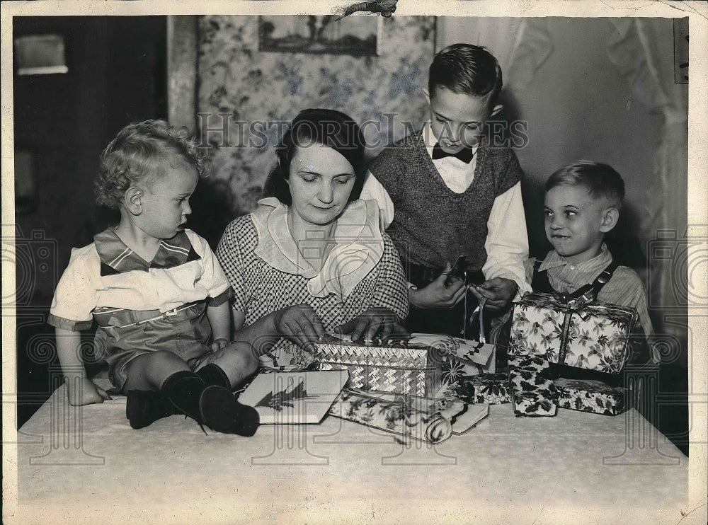 1938 Mrs. Howard Borden with her children THomas, Harry and Jackie - Historic Images