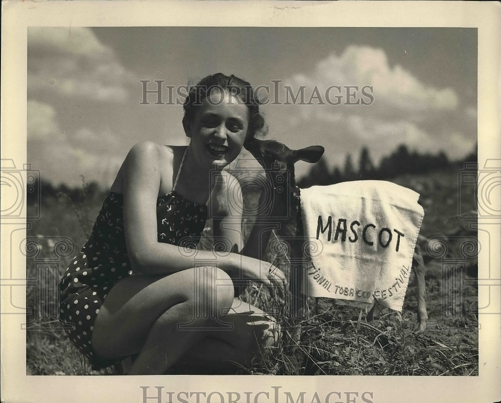 1937 Press Photo Martha Haynes and a baby deer mascot - nea68995 - Historic Images