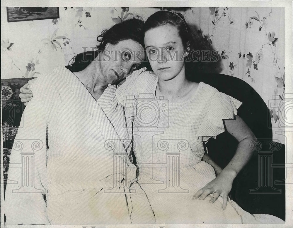 1933 Mrs. Mary Hanson &amp; Daughter Being Questioned By Police - Historic Images