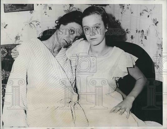1933 Mrs. Mary Hanson & Daughter Being Questioned By Police - Historic Images