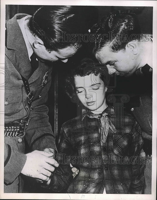 1952 Press Photo Joyce Sandess speaking with police officers - Historic Images