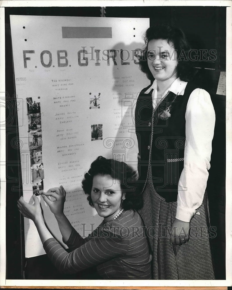1943 Press Photo War Workers Loretta Bramhall & Helen Mankiewics - Historic Images