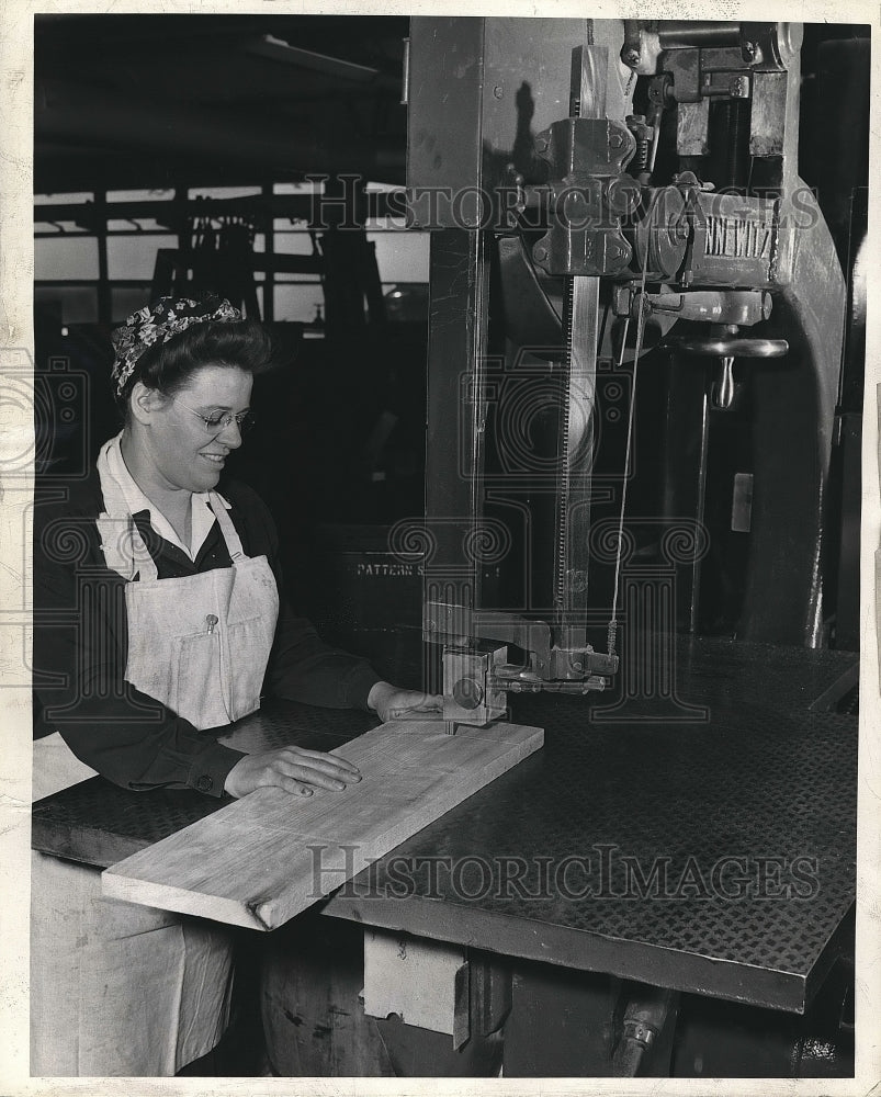 1948 Press Photo Mrs. Edith Corpus Working On Band Saw At Plant In Michigan - Historic Images