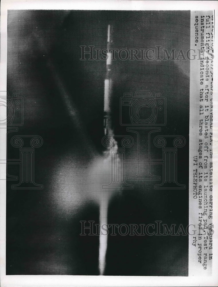 1958 Press Photo Satellite carrying Vanguard in full flight after blast-off - Historic Images