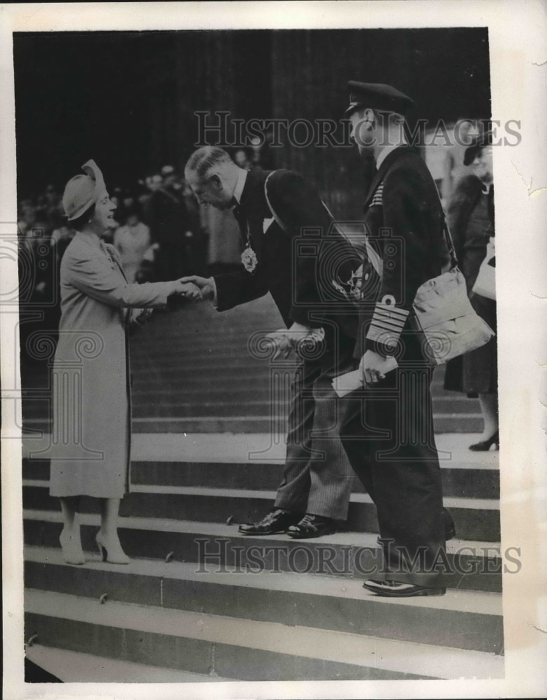 1939 Queen Elizabeth, the Lord Mayor of London, Sir Frank Bowater - Historic Images