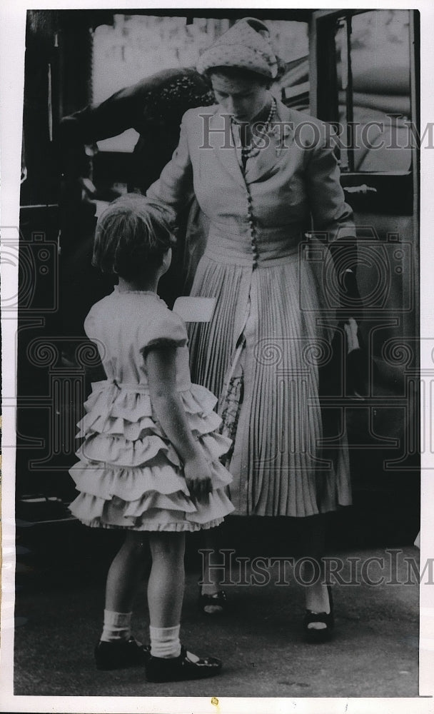 1952 Queen Elizabeth II, Noreen Schwartz, who rushed from crowd - Historic Images