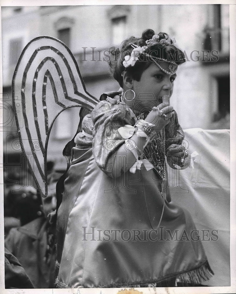 1954 Press Photo Little Angel cools off with a cone of ice cream during parade - Historic Images