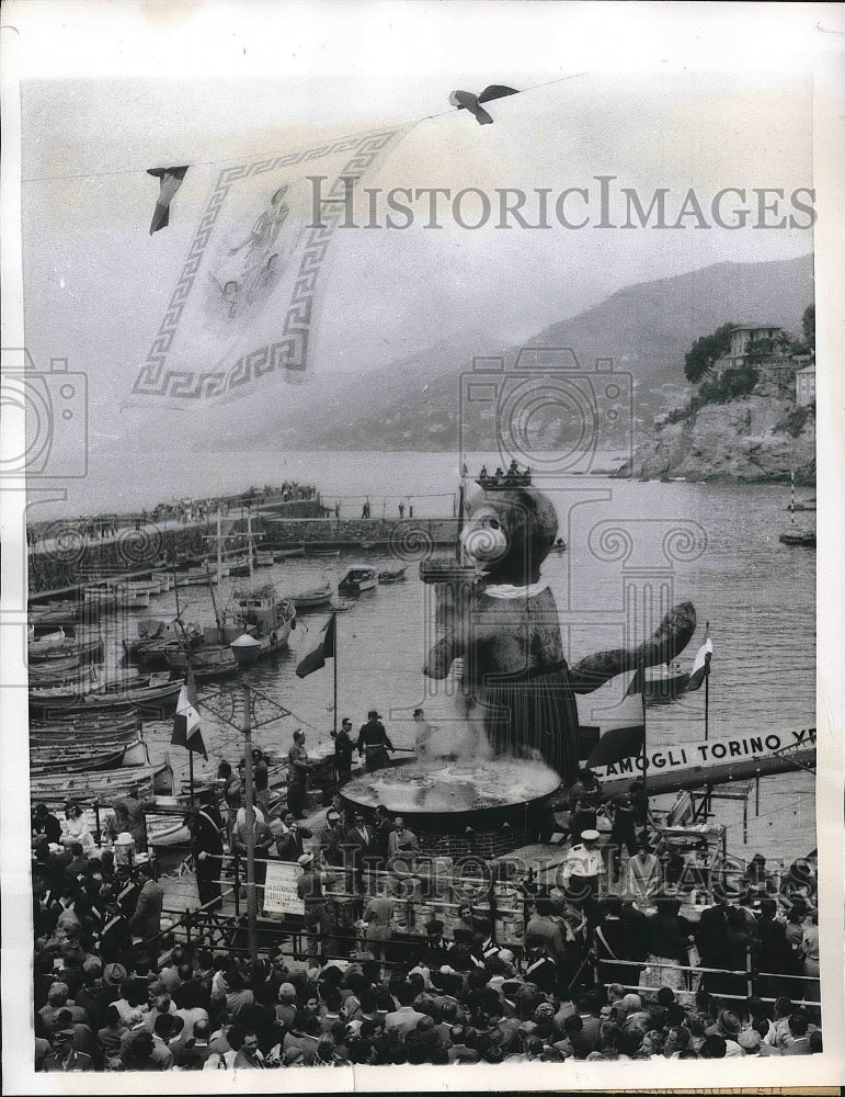 1957 Press Photo A Papier-Mache Cat In Camogli Italy Surrounded By Crowd - Historic Images
