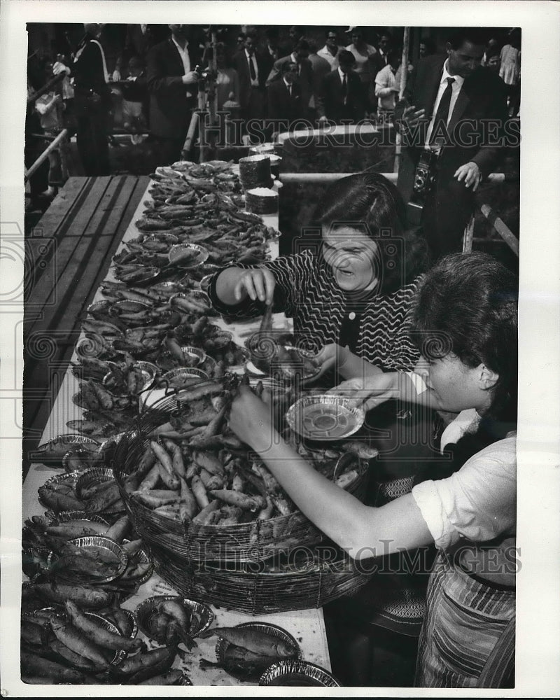1961 Press Photo Attendants Serving Fried Fish On Paper Plates To Crowd In Italy - Historic Images