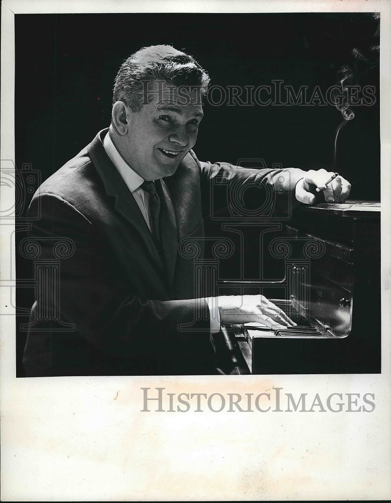 1964 Press Photo Joe Mooney, Record Shop - Historic Images