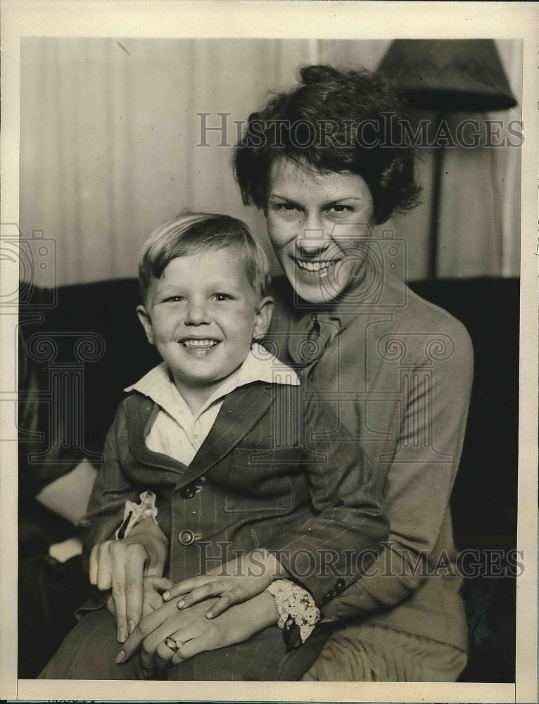 1927 Press Photo Mrs. Helen Hawker Berryer &amp; Son Louis In Her Mother&#39;s Home - Historic Images